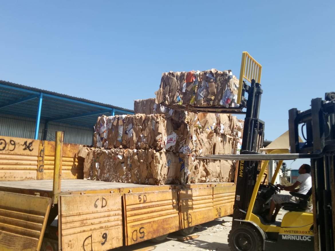 Chargement de balles de carton recyclé sur un camion NADAF